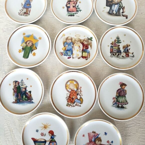 Lot of 11  Berta Hummel Miniature Plates - Picture 2 of 5